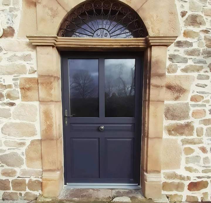 Des portes d'entrée esthétiques, robustes et durables à votre disposition.